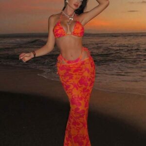 Set de 3 piezas bikini halter con falda larga floral naranja y fiusha