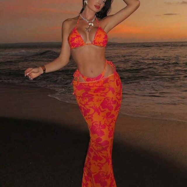 Set de 3 piezas bikini halter con falda larga floral naranja y fiusha