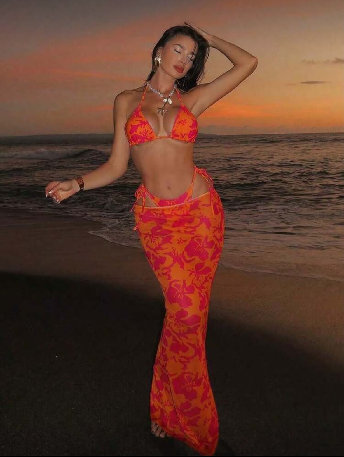 Set de 3 piezas bikini halter con falda larga floral naranja y fiusha