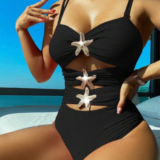 Monokini Negro con Textura Ruffles con Accesorios Estrellas