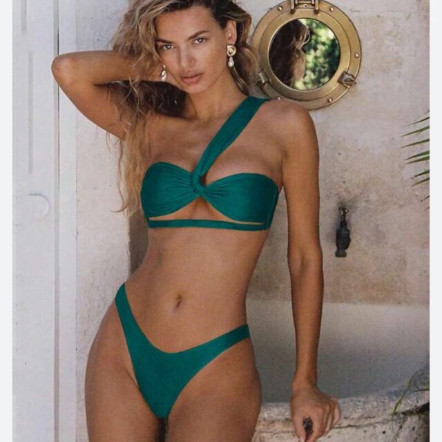 Bikini Asimétrico Verde Esmeralda con Falda Cover-Up