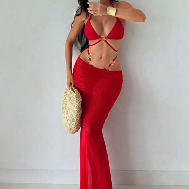 Set de 3 piezas bikini halter con tiras y aros dorados con falda larga color rojo
