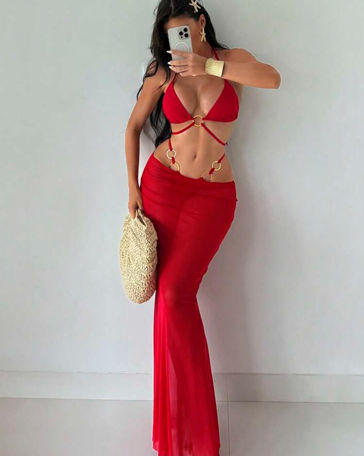 Set de 3 piezas bikini halter con tiras y aros dorados con falda larga color rojo