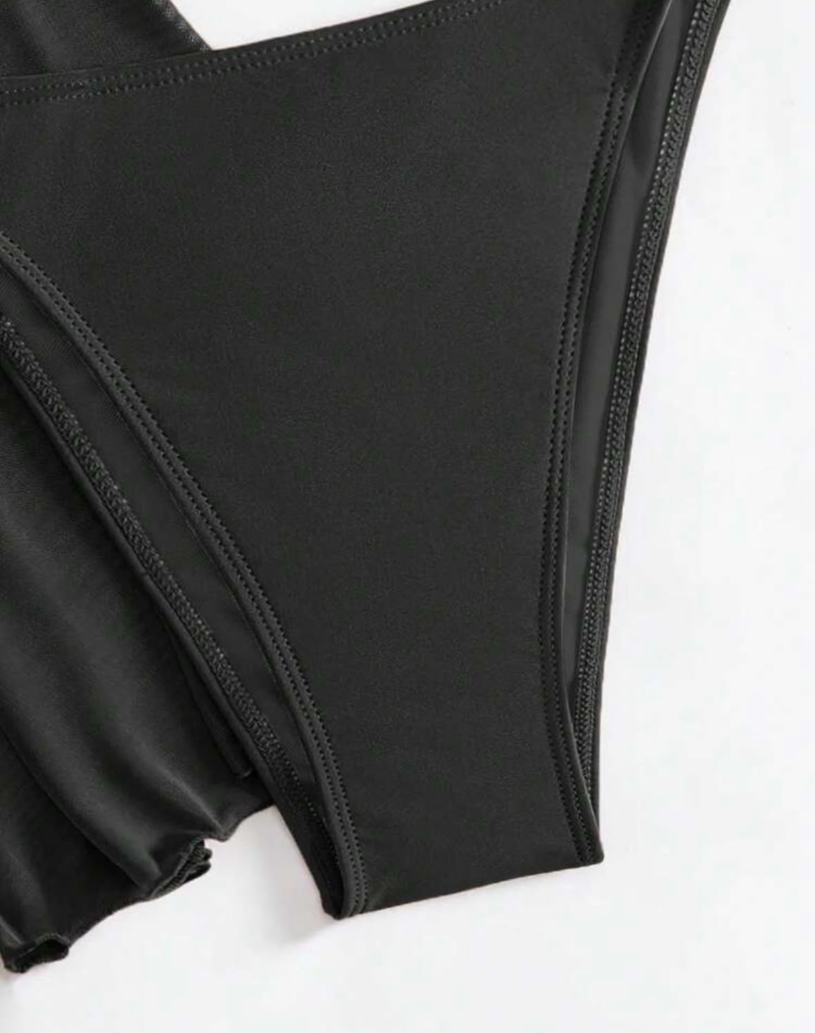 Set de 4 piezas en color negro: bikini halter con detalle dorado, top de manga larga - Image 3