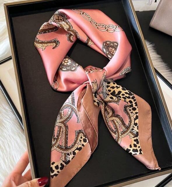 Pañoleta Leopardo y Cadenas Rosa