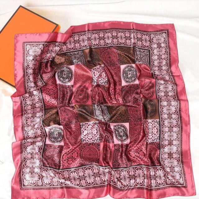 Pañoleta Medallones Rosa y Vino